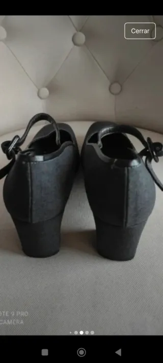 Zapatos de salón grises con tira