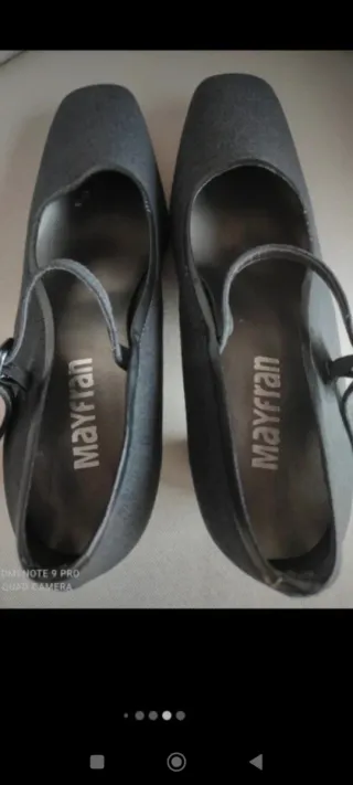 Zapatos de salón grises con tira