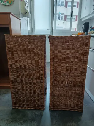 Mueble de madera con 2 cestos de mimbre
