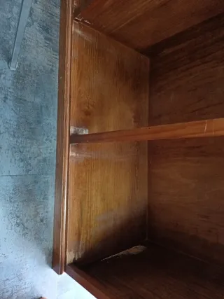 Mueble de madera con 2 cestos de mimbre