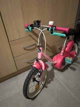 Bicicleta infantil rosa Decathlon.