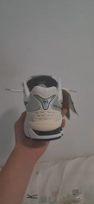 Zapatillas ASICS plateadas y blancas