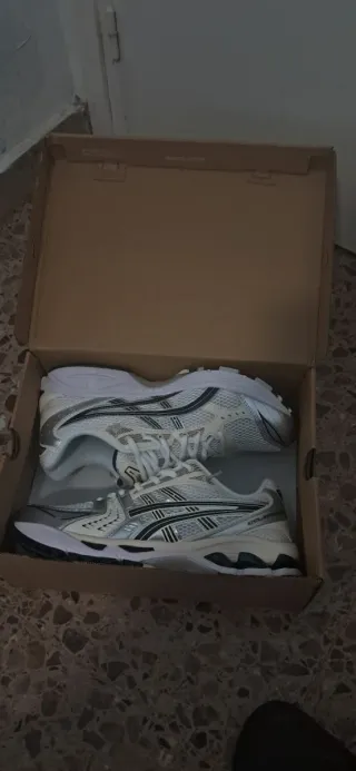 Zapatillas ASICS plateadas y blancas