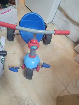 Triciclo infantil azul y rojo