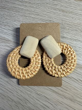 Pendientes de ratán y madera