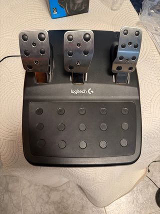 Volante, pedales y palanca Logitech