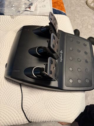 Volante, pedales y palanca Logitech