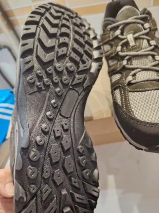 Zapatillas de montaña marrones y grises