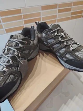 Zapatillas de montaña marrones y grises
