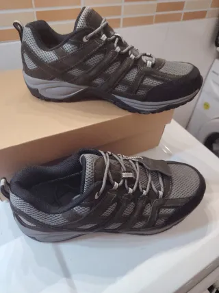 Zapatillas de montaña marrones y grises