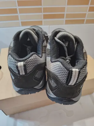 Zapatillas de montaña marrones y grises