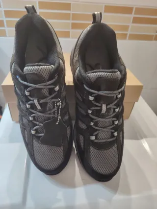 Zapatillas de montaña marrones y grises