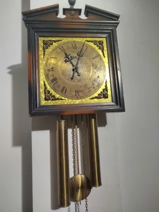 Reloj de pared antiguo de péndulo