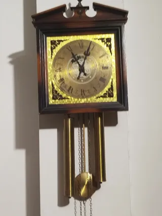 Reloj de pared antiguo de péndulo