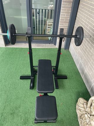Banco musculación y barra con discos