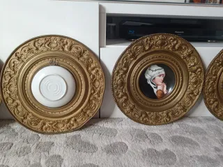 4 Platos Cerámica y Latón Repujado Antiguos (1937)