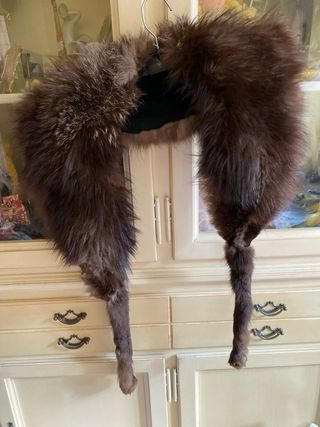 Cuello de pelo marrón