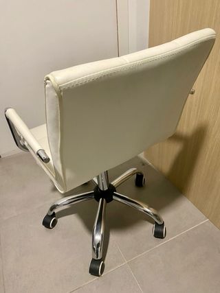 Silla de oficina con ruedas plateada