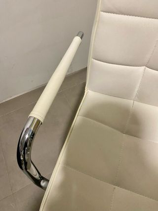 Silla de oficina con ruedas plateada