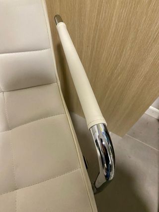 Silla de oficina con ruedas plateada