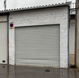 Se alquila local/cochera/trastero en bruto