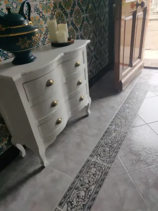 Consola vintage blanca con tiradores dorados