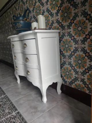 Consola vintage blanca con tiradores dorados