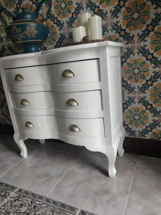 Consola vintage blanca con tiradores dorados