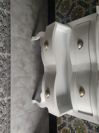 Consola vintage blanca con tiradores dorados