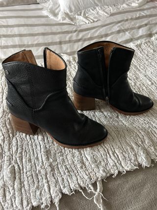 Botines negros UGG T-38