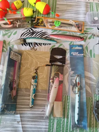Lote señuelos y flotadores pesca