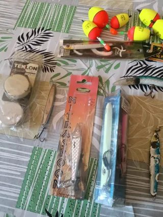 Lote señuelos y flotadores pesca
