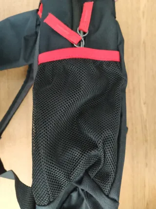 MOCHILA DEPORTIVA MARCA NIKE COLOR NEGRO & ROJO.