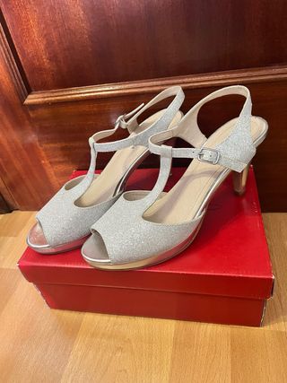Sandalias plateadas tacón
