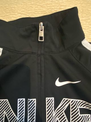 Chaqueta deportiva Nike negra y blanca