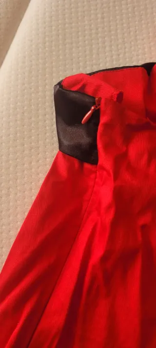Vestido rojo con detalles negros