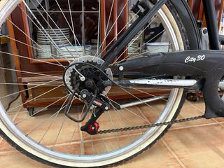 Bicicleta de paseo negra con cesta