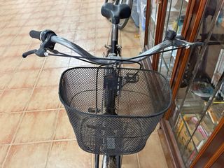 Bicicleta de paseo negra con cesta