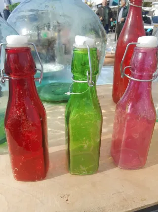 Botellas de cristal de colores con cierre