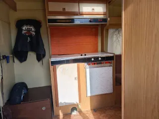 Caravana adaptada para meter una motocicleta