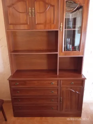 Mueble de comedor madera y cristal