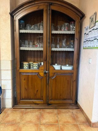 Mueble alacena de madera y cristal