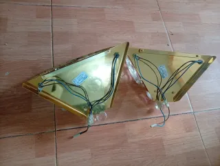 Lámparas de pared doradas y transparentes