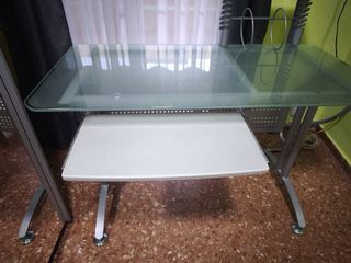 Escritorio de cristal y estructura de metal