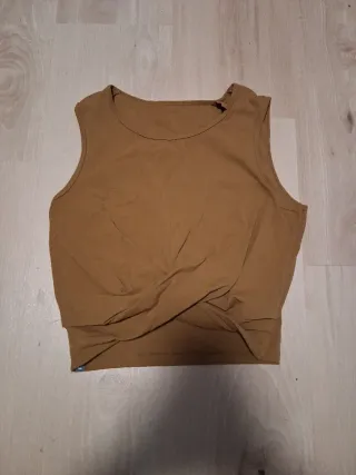 Top marrón con nudo