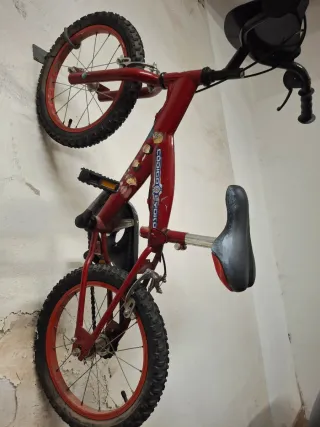 Bicicleta infantil roja.  No hago envíos