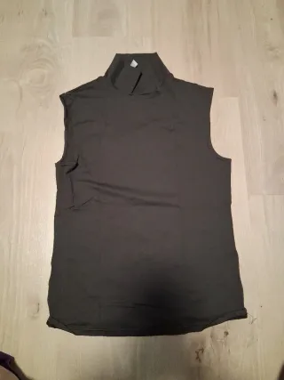 Camiseta sin mangas cuello alto negra