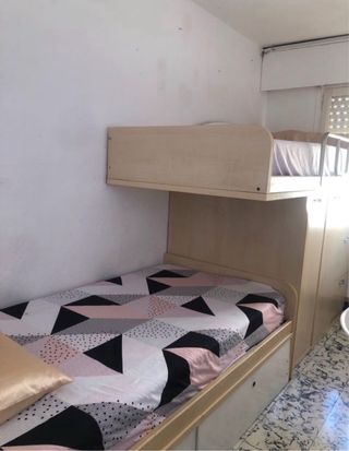 Litera con armarios y perchero