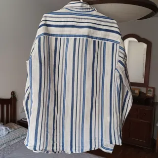 Camisa de rayas azules y blancas