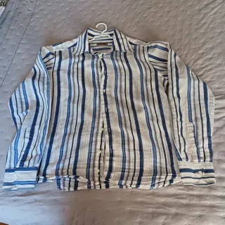 Camisa de rayas azules y blancas